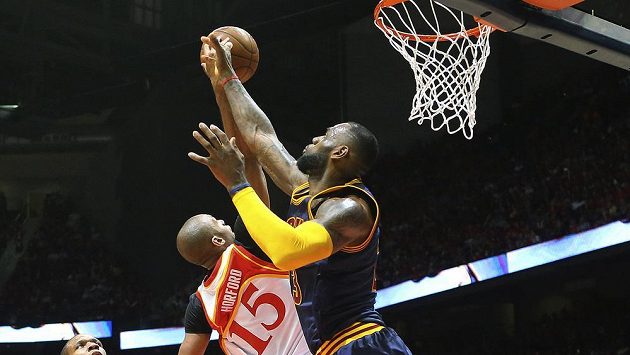 LeBron James z Clevelandu se probíjí ke koši. Blokovat se ho snaží atlantský Al Horford. LeBron James z Clevelandu se probíjí ke koši. Blokovat se ho snaží atlantský Al Horford.