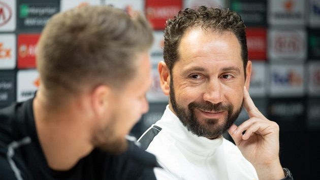 Trenér Pablo Machín na archivním snímku během tiskové konference Sevilly před utkáním se Slavií. Vlevo český brankář Tomáš Vaclík. Trenér Pablo Machín na archivním snímku během tiskové konference Sevilly před utkáním se Slavií. Vlevo český brankář Tomáš Vaclík.