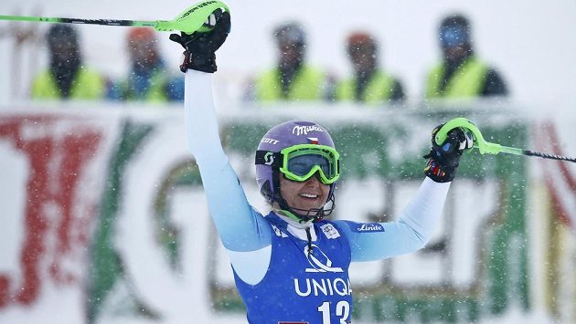 Šárka Strachová se raduje poté, co dokončila druhé kolo slalomu v Kühtai. Šárka Strachová se raduje poté, co dokončila druhé kolo slalomu v Kühtai.