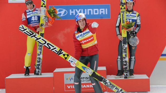 Gregor Schlierenzauer slaví svůj rekordní triumf. Vlevo Robert Kranjec, vpravo Jan Matura. Gregor Schlierenzauer slaví svůj rekordní triumf. Vlevo Robert Kranjec, vpravo Jan Matura.