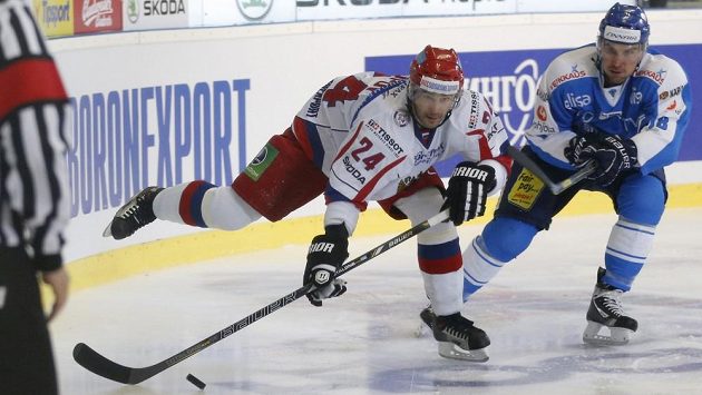 Rusa Alexandra Popova (vlevo) stíhá Fin Sami Lepisto. Rusa Alexandra Popova (vlevo) stíhá Fin Sami Lepisto.