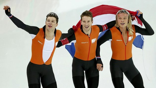 Zleva Sven Kramer, Jan Blokhuijsen and Koen Verweij oslavují vítězství ve stíhacím závodu družstev. Zleva Sven Kramer, Jan Blokhuijsen and Koen Verweij oslavují vítězství ve stíhacím závodu družstev.