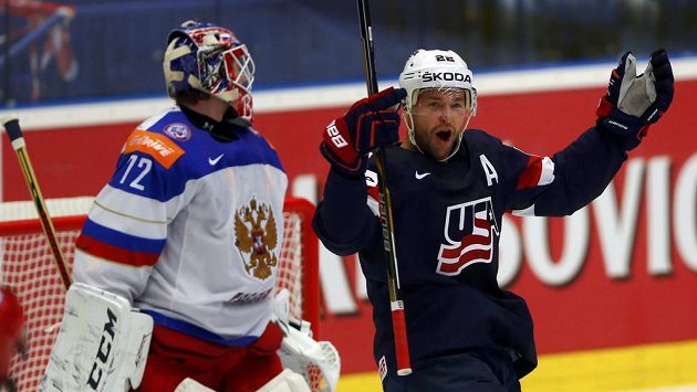 Američan Trevor Lewis (vpravo) se raduje z gólu, který vstřelil ruskému brankáři Sergeji Bobrovskému. Američan Trevor Lewis (vpravo) se raduje z gólu, který vstřelil ruskému brankáři Sergeji Bobrovskému.