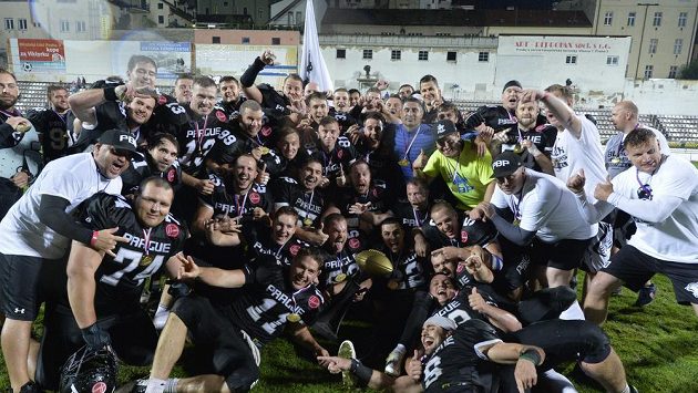 Prague Black Panthers jsou popáté za sebou českými mistry v americkém fotbale a oslavují. Prague Black Panthers jsou popáté za sebou českými mistry v americkém fotbale a oslavují.