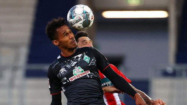 Český obránce Werderu Brémy Theodor Gebre Selassie pomohl svému týmu k záchraně v německé nejvyšší soutěži, když uspěl v baráži s Heidenheimem. Český obránce Werderu Brémy Theodor Gebre Selassie pomohl svému týmu k záchraně v německé nejvyšší soutěži, když uspěl v baráži s Heidenheimem.