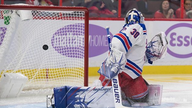 Brankář NY Rangers Henrik Lundqvist v zápase NHL proti Ottawě. Brankář NY Rangers Henrik Lundqvist v zápase NHL proti Ottawě.