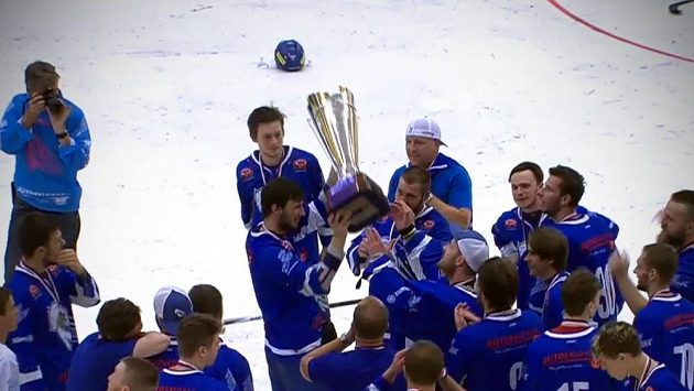 Hokejbalisté Pardubic zvedají nad hlavu pohár pro vítěze extraligy. Hokejbalisté Pardubic zvedají nad hlavu pohár pro vítěze extraligy.