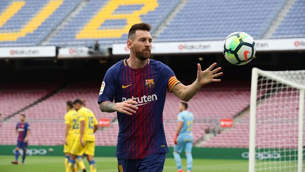 Lionel Messi na liduprázdném Camp Nou během utkání s Las Palmas. Lionel Messi na liduprázdném Camp Nou během utkání s Las Palmas.