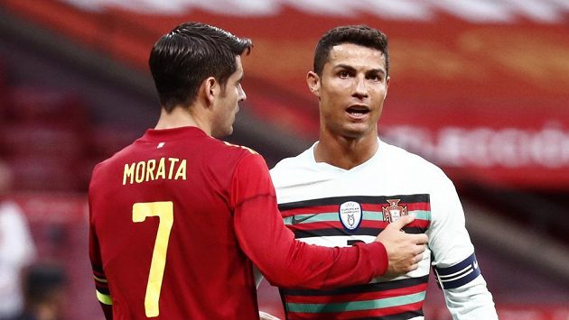 Portugalský fotbalista Cristiano Ronaldo a Španěl Alvaro Morata po přípravném duelu před EURO. Portugalský fotbalista Cristiano Ronaldo a Španěl Alvaro Morata po přípravném duelu před EURO.