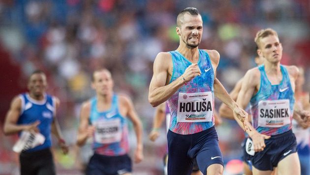 Jakub Holuša v cíli závodu na 1000 metrů během mítinku Zlatá tretra. Jakub Holuša v cíli závodu na 1000 metrů během mítinku Zlatá tretra.