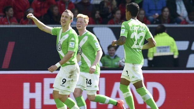 Fotbalisté Wolfsburgu se radují se střelcem Ivanem Perišičem (vlevo) z gólu. Fotbalisté Wolfsburgu se radují se střelcem Ivanem Perišičem (vlevo) z gólu.
