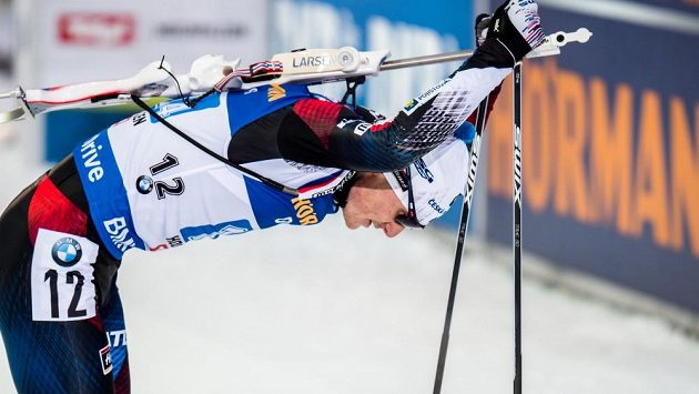 Vyšťavený Ondřej Moravec těžce vydýchává v cíli štafetového závodu. Vyšťavený Ondřej Moravec těžce vydýchává v cíli štafetového závodu.