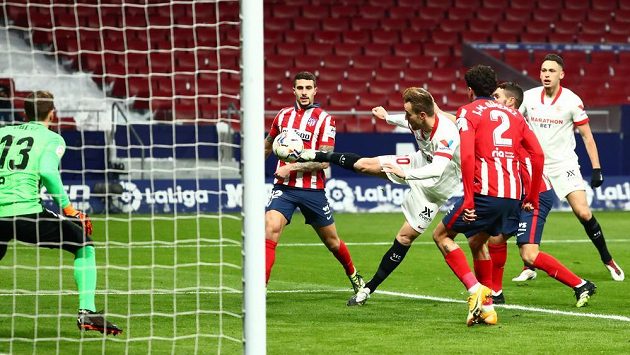 Ivan Rakitič ze Sevilly při střeleckém pokusu v ligovém duelu s Atléticem Madrid. Ivan Rakitič ze Sevilly při střeleckém pokusu v ligovém duelu s Atléticem Madrid.