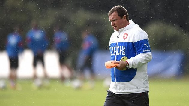 Trenér Pavel Vrba během tréninku české fotbalové reprezentace. Trenér Pavel Vrba během tréninku české fotbalové reprezentace.
