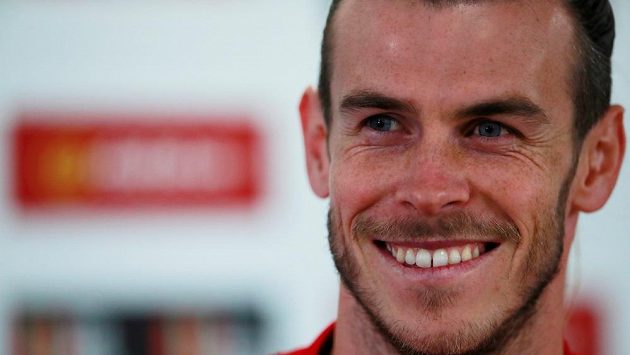 Vysmátý Gareth Bale na tiskové konferenci před utkáním svého Walesu se Slovenskem. Vysmátý Gareth Bale na tiskové konferenci před utkáním svého Walesu se Slovenskem.