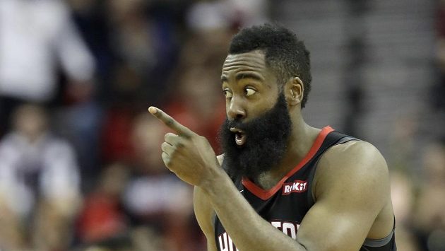 Basketbalista Houstonu James Harden během zápasu NBA s Portlandem. Basketbalista Houstonu James Harden během zápasu NBA s Portlandem.