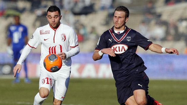 Gregory Sertic z Bordeaux (vpravo) bojuje o míč s Marvinem Martinem z Lille. Gregory Sertic z Bordeaux (vpravo) bojuje o míč s Marvinem Martinem z Lille.