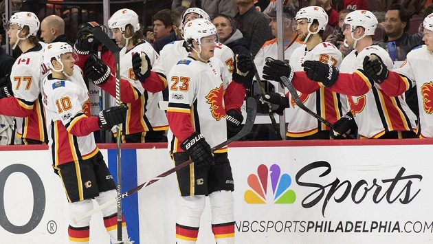 Radost hokejistů Calgary, v prodloužení porazili 5:4 Philadelphii. Radost hokejistů Calgary, v prodloužení porazili 5:4 Philadelphii.