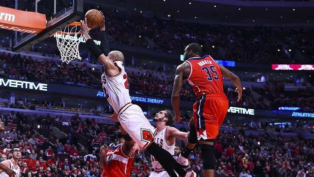 Taj Gibson z Chicaga zavěšuje v zápase s Washingtonem. Vpravo přihlíží nene Hilario z týmu Wizards. Taj Gibson z Chicaga zavěšuje v zápase s Washingtonem. Vpravo přihlíží nene Hilario z týmu Wizards.