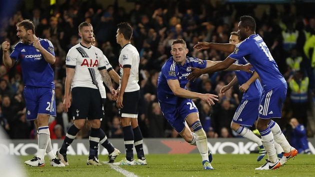 Gary Cahill (24) z Chelsea jásá po brance proti Tottenhamu. Gary Cahill (24) z Chelsea jásá po brance proti Tottenhamu.