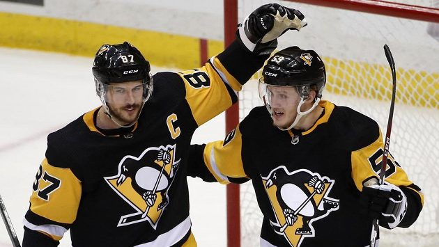 Hokejisté Pittsburghu Penguins Jake Guentzel (59) a Sidney Crosby (87) se radují z gólu proti Washingtonu. Hokejisté Pittsburghu Penguins Jake Guentzel (59) a Sidney Crosby (87) se radují z gólu proti Washingtonu.