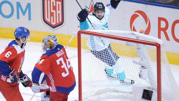 Útočník Mats Zuccarello z Výběru Evropy slaví gól v české síti. Vlevo je obránce Michal Kempný, vpravo brankář Petr Mrázek. Útočník Mats Zuccarello z Výběru Evropy slaví gól v české síti. Vlevo je obránce Michal Kempný, vpravo brankář Petr Mrázek.