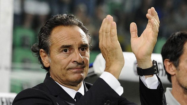 Kouč italského národního týmu Cesare Prandelli aplauduje svým svěřencům po vítězství nad Bulharskem. Kouč italského národního týmu Cesare Prandelli aplauduje svým svěřencům po vítězství nad Bulharskem.