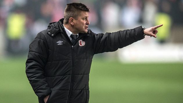Trenér Slavie Praha Dušan Uhrin během utkání s Baníkem Ostrava. Trenér Slavie Praha Dušan Uhrin během utkání s Baníkem Ostrava.