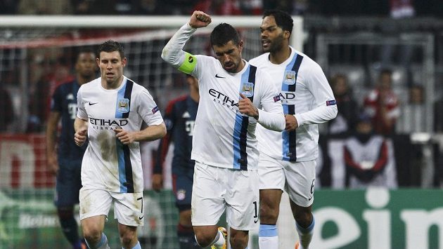 Aleksandar Kolarov z Manchesteru City (uprotřed) se raduje z gólu proti Bayernu Mnichov. Aleksandar Kolarov z Manchesteru City (uprotřed) se raduje z gólu proti Bayernu Mnichov.