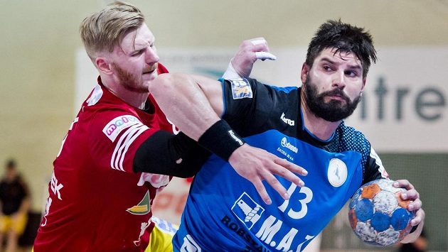 Milan Škvařil z Plzně (vpravo) a Ondřej Šimůnek z Dukly. Milan Škvařil z Plzně (vpravo) a Ondřej Šimůnek z Dukly.