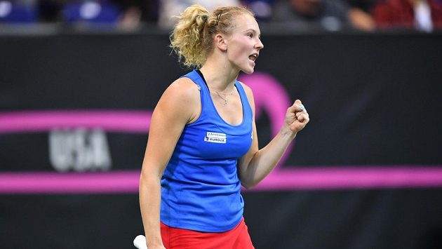 Kateřina Siniaková v zápase proti Alison Riskeové z amerického týmu ve finále Fed Cupu. Kateřina Siniaková v zápase proti Alison Riskeové z amerického týmu ve finále Fed Cupu.
