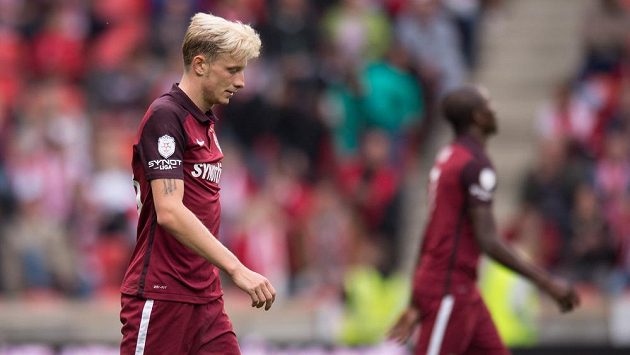 Smutný záložník Sparty Praha Ladislav Krejčí po porážce od Slavie. Smutný záložník Sparty Praha Ladislav Krejčí po porážce od Slavie.
