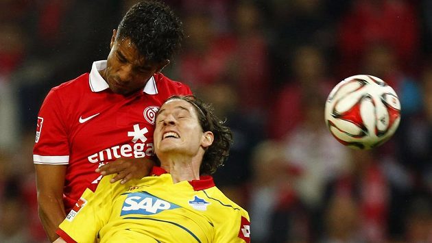 Sami Allagui (vlevo) z Mohuče v souboji s obráncem Hoffenheimu Sebastianem Rudym v předehrávce 6. kola bundesligy. Sami Allagui (vlevo) z Mohuče v souboji s obráncem Hoffenheimu Sebastianem Rudym v předehrávce 6. kola bundesligy.