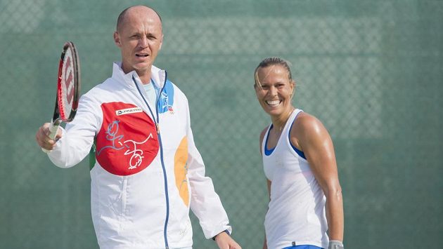 Lucie Hradecká a vedoucí výpravy českých tenistů Petr Pála. Lucie Hradecká a vedoucí výpravy českých tenistů Petr Pála.