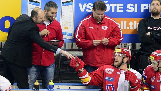 Slávistický trenér Josef Beránek (vlevo) gratuluje střelci druhého a rozhodujícího gólu proti Třinci Davidu Štichovi. Slávistický trenér Josef Beránek (vlevo) gratuluje střelci druhého a rozhodujícího gólu proti Třinci Davidu Štichovi.
