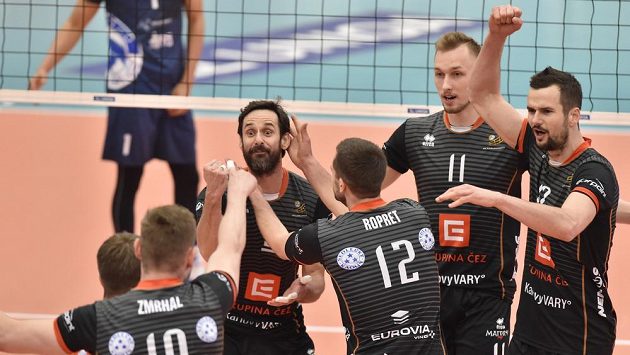 Radost karlovarských hráčů ve finále volejbalové extraligy. Radost karlovarských hráčů ve finále volejbalové extraligy.