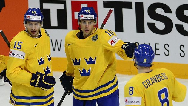 Švédští hokejisté Oscar Möller (vlevo) a Petter Granberg (vpravo) se radují z gólu proti Německu. Švédští hokejisté Oscar Möller (vlevo) a Petter Granberg (vpravo) se radují z gólu proti Německu.