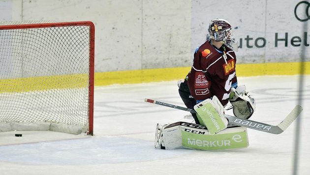 Brankář Sparty Matěj Machovský po inkasovaném gólu. Brankář Sparty Matěj Machovský po inkasovaném gólu.