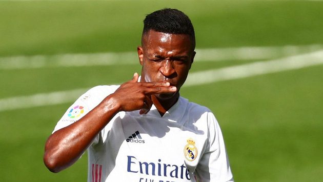 Útočník Realu Madrid Vinícius Júnior oslavuje gól do sítě Levante. Útočník Realu Madrid Vinícius Júnior oslavuje gól do sítě Levante.