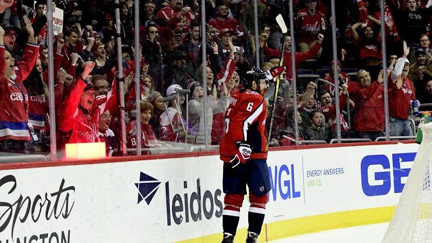 Český obránce Washingtonu Michal Kempný oslavuje svoji asistenci na brance spoluhráče Burakovského v zápase NHL proti New Jerey. Český obránce Washingtonu Michal Kempný oslavuje svoji asistenci na brance spoluhráče Burakovského v zápase NHL proti New Jerey.
