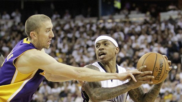 Třiatřicetiletý Steve Blake (vlevo) má poškozené vazy v pravém lokti. Třiatřicetiletý Steve Blake (vlevo) má poškozené vazy v pravém lokti.