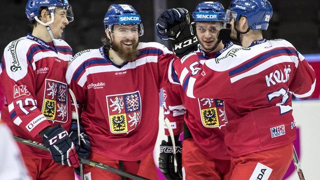 Český hokejista Lukáš Kašpar (druhý zleva) se raduje z gólu proti Finům. Český hokejista Lukáš Kašpar (druhý zleva) se raduje z gólu proti Finům.