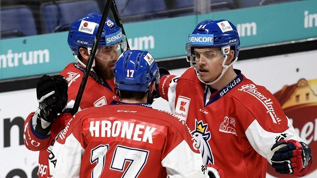 Čeští hokejisté Hynek Zohorna, Filip Hronek a Andrej Nestrašil slaví gól proti Švédsku na turnaji Karjala. Čeští hokejisté Hynek Zohorna, Filip Hronek a Andrej Nestrašil slaví gól proti Švédsku na turnaji Karjala.