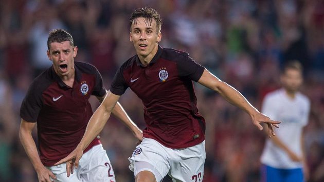 Josef Šural (vpravo) se raduje z gólu proti rumunskému týmu Steaua Bukurešť. Josef Šural (vpravo) se raduje z gólu proti rumunskému týmu Steaua Bukurešť.