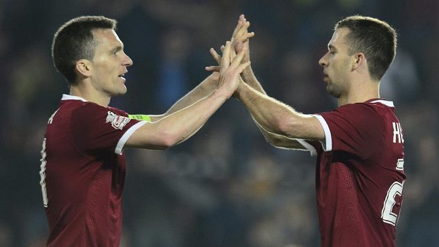 Josef Hušbauer (vpravo) přijímá gratulaci ke gólu od svého spoluhráče ze Sparty Davida Lafaty. Josef Hušbauer (vpravo) přijímá gratulaci ke gólu od svého spoluhráče ze Sparty Davida Lafaty.