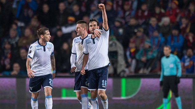 Záložník Lazia Marco Parolo (vpravo) oslavuje se spoluhráči gól Záložník Lazia Marco Parolo (vpravo) oslavuje se spoluhráči gól