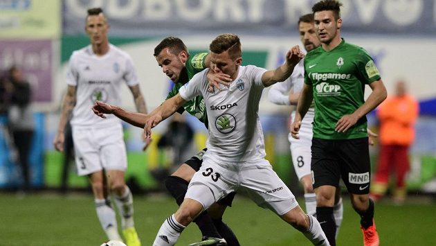 Nikola Jankovič z Jablonce (vlevo) a Jakub Nečas z Mladé Boleslavi v předehrávce 22. kola Nikola Jankovič z Jablonce (vlevo) a Jakub Nečas z Mladé Boleslavi v předehrávce 22. kola