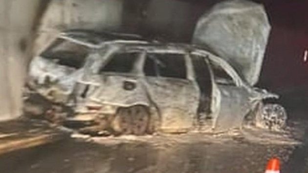 Z automobilu rozhodčích zbyl jen vrak. Z automobilu rozhodčích zbyl jen vrak.