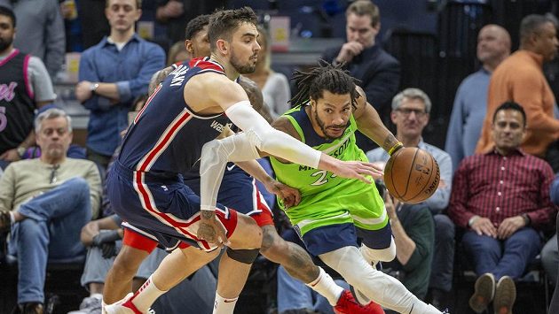 Tomáš Satoranský z Washingtonu (vlevo) se snaží ubránit Derricka Rose z Minnesoty v utkání basketbalové NBA. Tomáš Satoranský z Washingtonu (vlevo) se snaží ubránit Derricka Rose z Minnesoty v utkání basketbalové NBA.