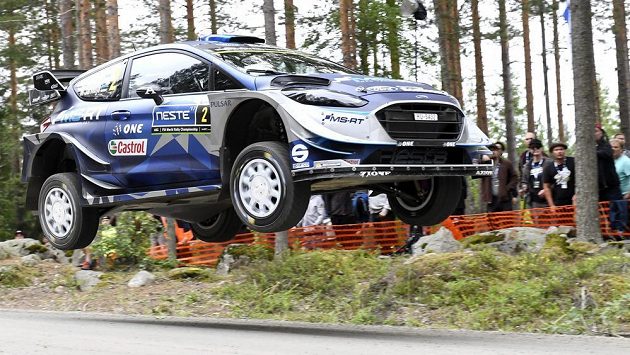 Estonec Ott Tänak a jeho spolujezdec Martin Järveoja s fordem na trati Finské rallye. Estonec Ott Tänak a jeho spolujezdec Martin Järveoja s fordem na trati Finské rallye.
